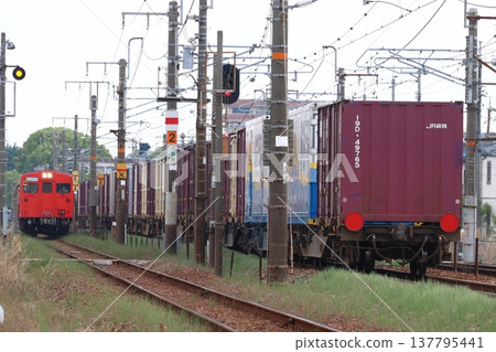 一列水島臨海鐵道機車37系列車與一列JR山陽本線貨運列車交會。 137795441