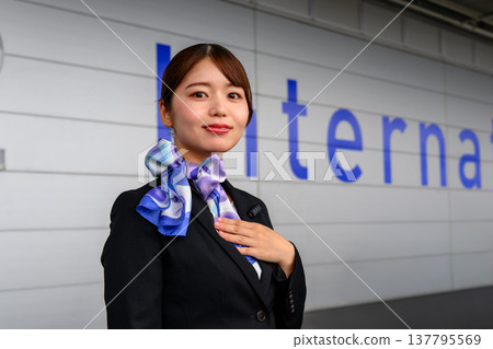 Airport ground staff's welcoming pose ■Photography cooperation: Kansai International Airport (KIX) Airport ground staff's welcoming pose ■Photography cooperation: Kansai International Airport (KIX) 137795569