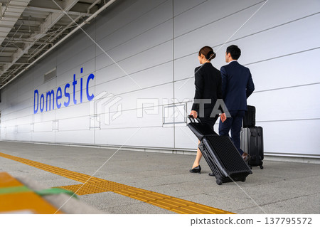 Two business travelers heading to a domestic flight. ■Filming assistance provided by: Kansai International Airport (KIX) Two business travelers heading to a domestic flight. ■Filming assistance provided by: Kansai International Airport (KIX) 137795572