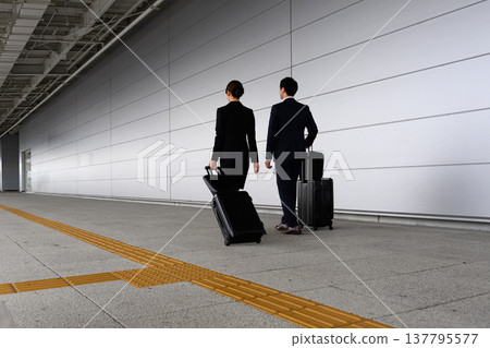 Businessmen and women traveling ■Photography cooperation: Kansai International Airport (KIX) Businessmen and women traveling ■Photography cooperation: Kansai International Airport (KIX) 137795577