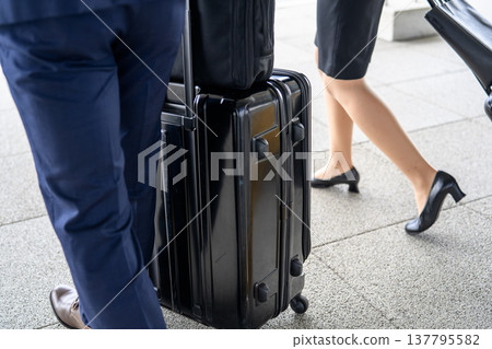 兩人出差 ■拍攝協助：關西國際機場 (KIX) 137795582
