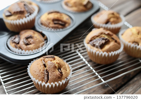 新鮮出爐的自製巧克力塊鬆餅（用煎餅粉製作的鬆餅） 137796020