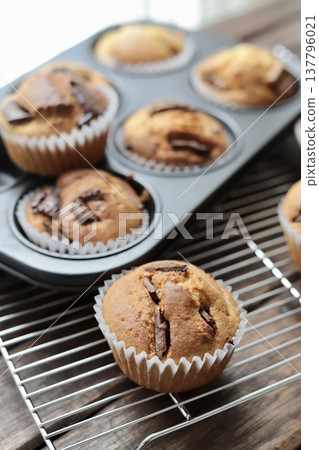 新鮮出爐的自製巧克力塊鬆餅（用煎餅粉製作的鬆餅） 137796021