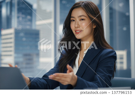 一位日本女商人正在筆記型電腦前做示範。 （生成式人工智慧） 137796153