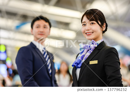 Smiling airport staff serving customers ■Photography cooperation: Kansai International Airport (KIX) Smiling airport staff serving customers ■Photography cooperation: Kansai International Airport (KIX) 137796232