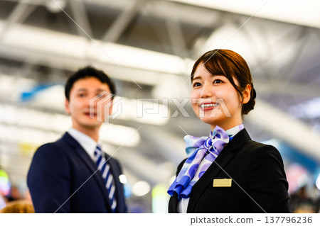 笑容滿面的機場工作人員為旅客服務 ■攝影合作:關西國際機場(KIX) 笑容滿面的機場工作人員為旅客服務 ■攝影合作:關西國際機場(KIX) 137796236