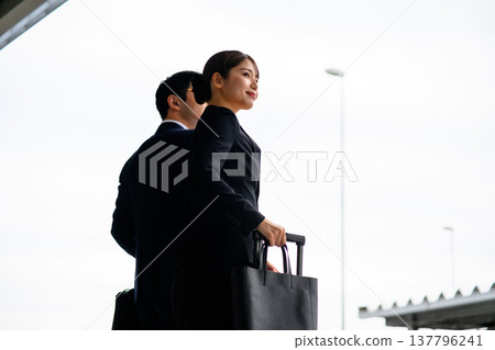 Business people standing at the airport ■Photography cooperation: Kansai International Airport (KIX) 137796241