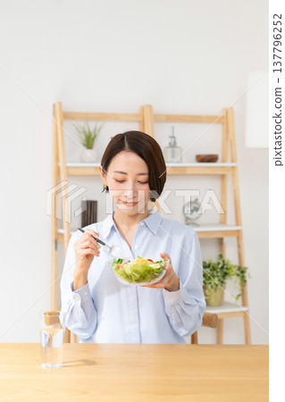 Woman eating salad 137796252