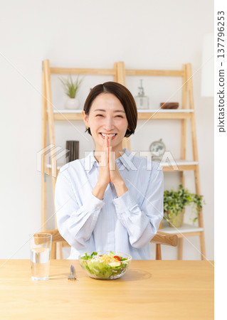 Woman eating salad 137796253