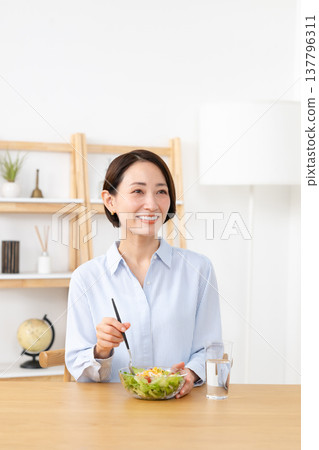 女人吃沙拉 女人吃沙拉 137796311
