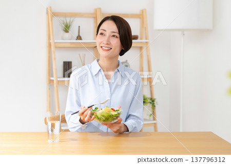 Woman eating salad Woman eating salad 137796312