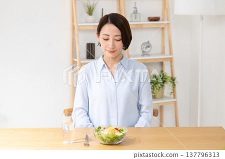 Woman eating salad Woman eating salad 137796313