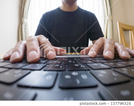 舉手敲電腦鍵盤 137796328