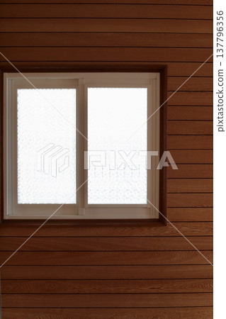 一扇老式獨立房屋的小窗戶，貼有馬賽克玻璃膜，以便透光。 137796356