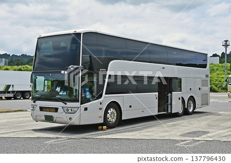 Double-decker bus 137796430