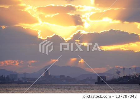 絢麗的日落,陽光穿透雲層。 絢麗的日落,陽光穿透雲層。 137797048
