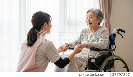 一名護理人員正在幫助一位坐在輪椅上的老婦人。 137797207