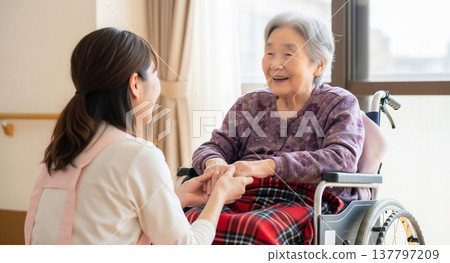 一名護理人員正在幫助一位坐在輪椅上的老婦人。 137797209
