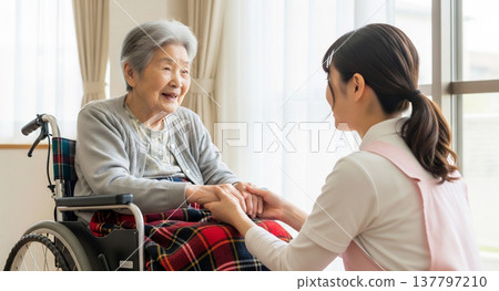 一名護理人員正在幫助一位坐在輪椅上的老婦人。 一名護理人員正在幫助一位坐在輪椅上的老婦人。 137797210