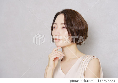 中年女性肖像，灰色背景 137797223