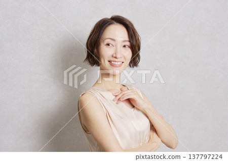 中年女性肖像，灰色背景 137797224