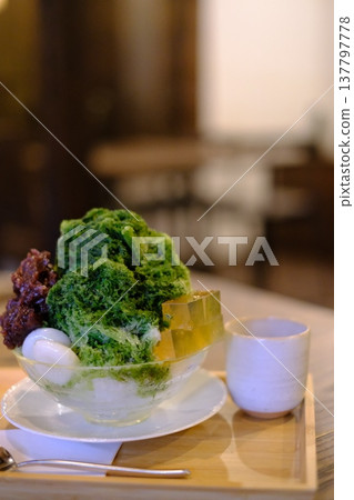 色彩繽紛的抹茶麻糬刨冰 色彩繽紛的抹茶麻糬刨冰 137797778