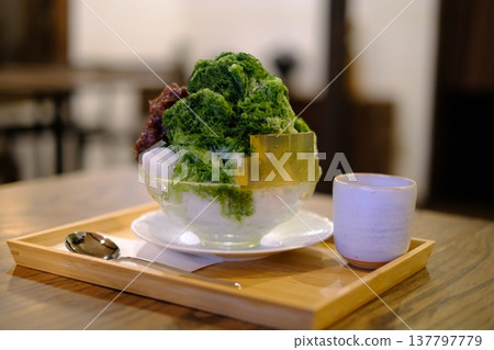 擺盤精美的抹茶刨冰 擺盤精美的抹茶刨冰 137797779
