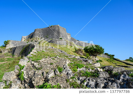 勝連城遺址:琉球王國的一座古老城堡。 勝連城遺址:琉球王國的一座古老城堡。 137797786