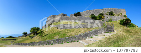 勝連城遺址:琉球王國的一座古老城堡。 勝連城遺址:琉球王國的一座古老城堡。 137797788