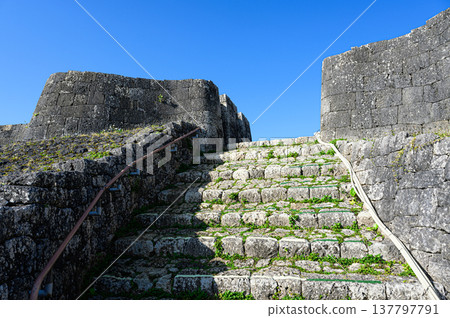 勝連城遺址:琉球王國的一座古老城堡。 勝連城遺址:琉球王國的一座古老城堡。 137797791