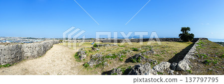 勝連城遺址:琉球王國的一座古老城堡。 勝連城遺址:琉球王國的一座古老城堡。 137797795