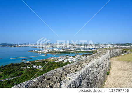 從勝連城遺址眺望：琉球王國的一座古老城堡。 137797796