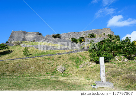 勝連城遺址：琉球王國的一座古老城堡。 137797807
