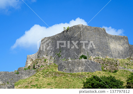 勝連城遺址：琉球王國的一座古老城堡。 137797812