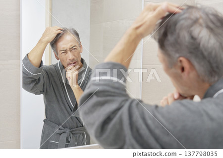 老年男性有掉髮問題 137798035