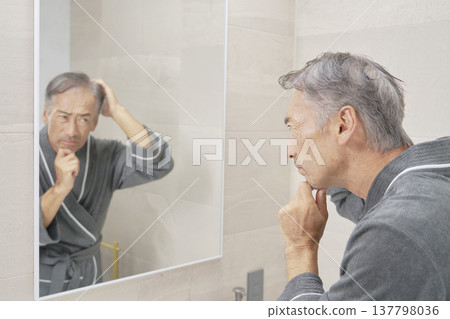 Senior man with hair problems Senior man with hair problems 137798036