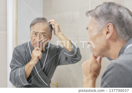 Senior man with hair problems 137798037