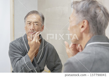 Senior man skin trouble 137798041