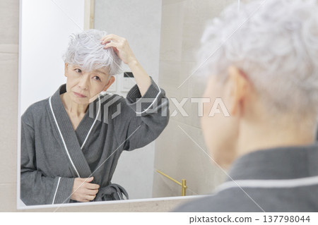 老年婦女有頭髮問題 137798044