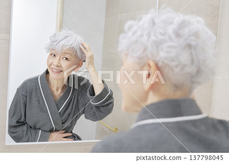 高級女性的頭髮護理 137798045