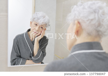 資深女性皮膚問題 137798047