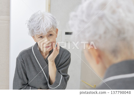 資深女性皮膚問題 137798048