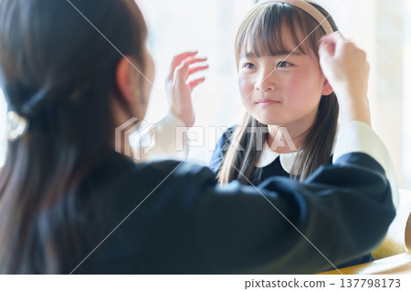 一個女孩正在準備 137798173