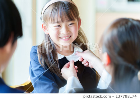 一個女孩正在準備 137798174