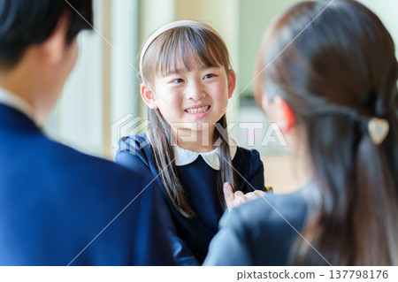 一個女孩正在準備 137798176