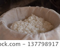 用竹蒸籠蒸熟冷凍米。 137798917