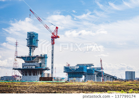 大阪府高槻市和枚方市淀川上建設中的新名神高速公路 大阪府高槻市和枚方市淀川上建設中的新名神高速公路 137799174