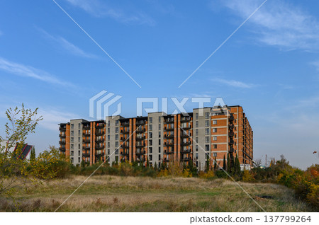 Modern Residential Complex, View from the Street or Courtyard. Building Surrounded by Urban Environment, Cars, Trees. Modern Residential Complex, View from the Street or Courtyard. Building Surrounded by Urban Environment, Cars, Trees. 137799264
