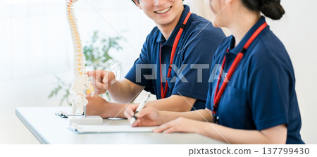 男性和女性護理人員和護理管理人員接受訓練（學習小組、會議） 137799430