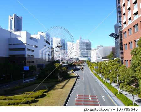 Minato Mirai seen from the pedestrian bridge 137799646